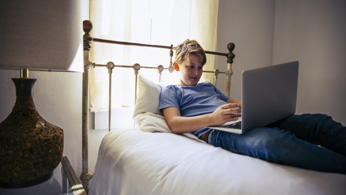 Anak Pakai Laptop di Paha Setiap Hari, Kulitnya Jadi Motif Kancing Baju?