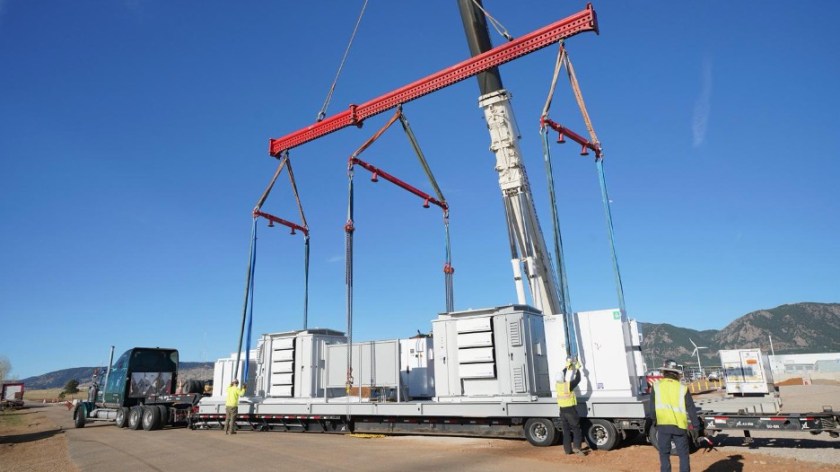 Data Center AI Gede Banget, Grid Nggak Kuat? Ini Solusi Arsitekturnya